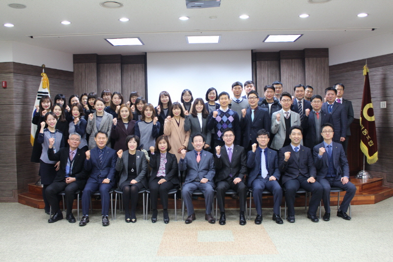 (18. 1. 2)시무식 단체기념촬영.JPG