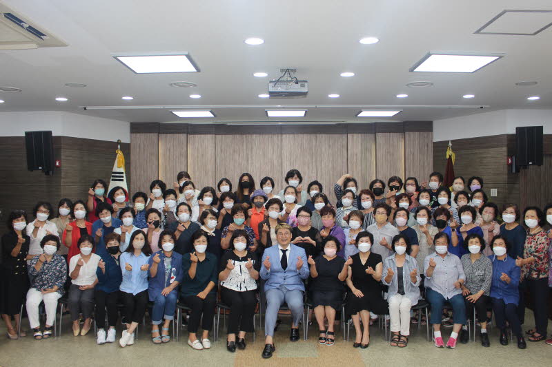 (22. 8. 18)고향주부모임 상반기 회의 개최시 이한 교수 힐링콘서트 공연후 단체기념사진.JPG