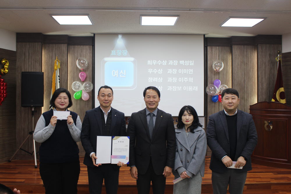 (23.12.28) 송년의밤 개최 시 우수직원 시상2.JPG