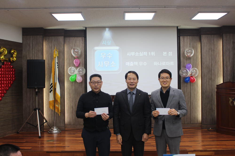 (23.12.28) 송년의밤 개최 시 우수직원 시상6.JPG