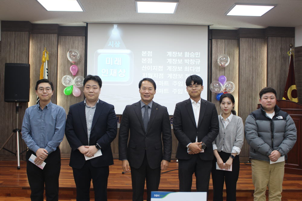 (23.12.28) 송년의밤 개최 시 우수직원 시상7.JPG