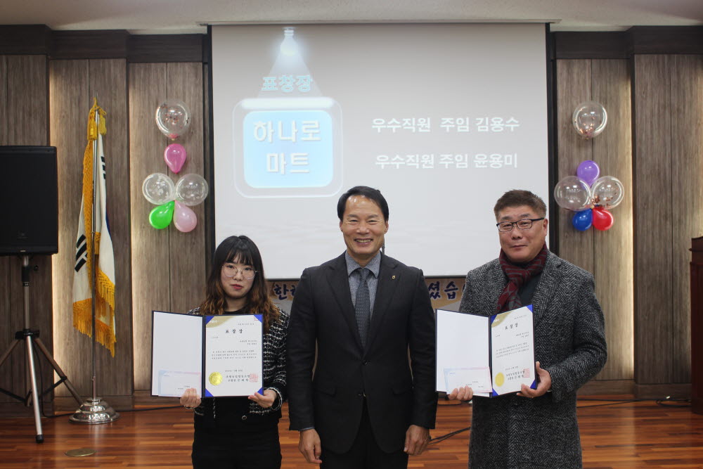 (23.12.28) 송년의밤 개최 시 우수직원 시상5.JPG