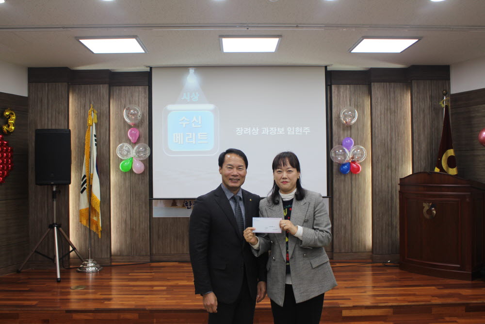 (23.12.28) 송년의밤 개최 시 우수직원 시상3.JPG